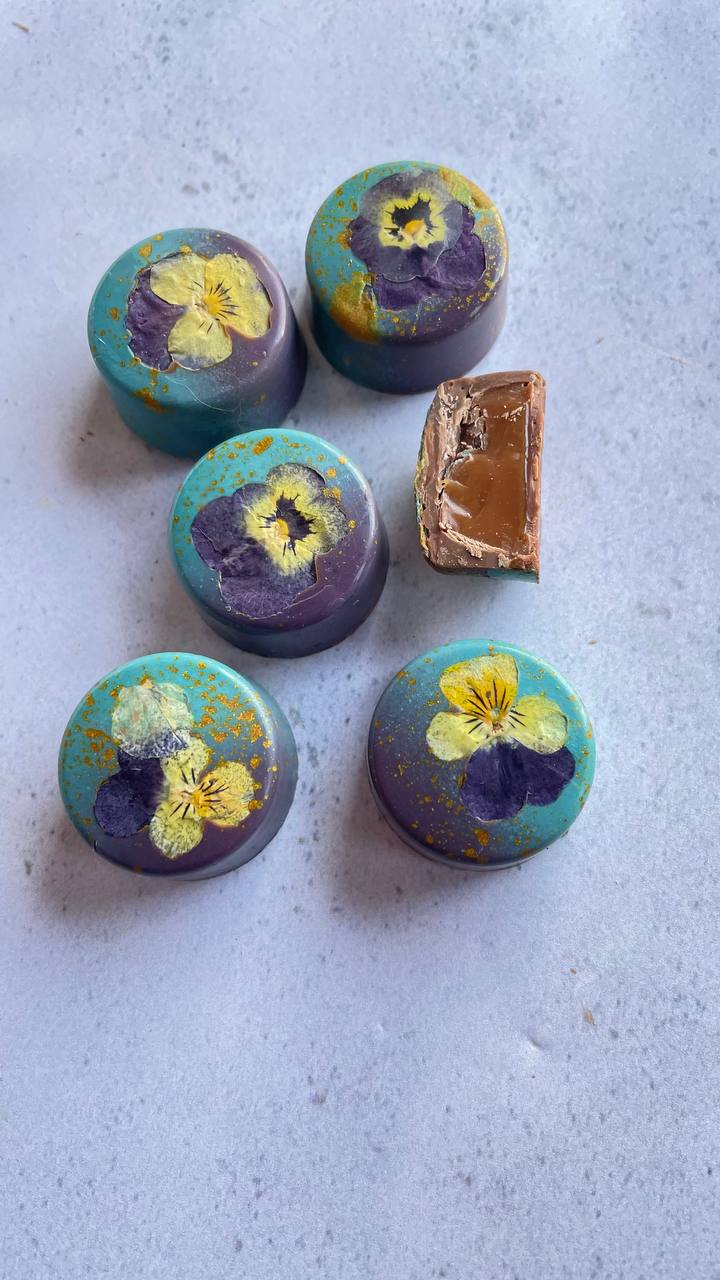 Praline dipinte a mano con fiori di pansè